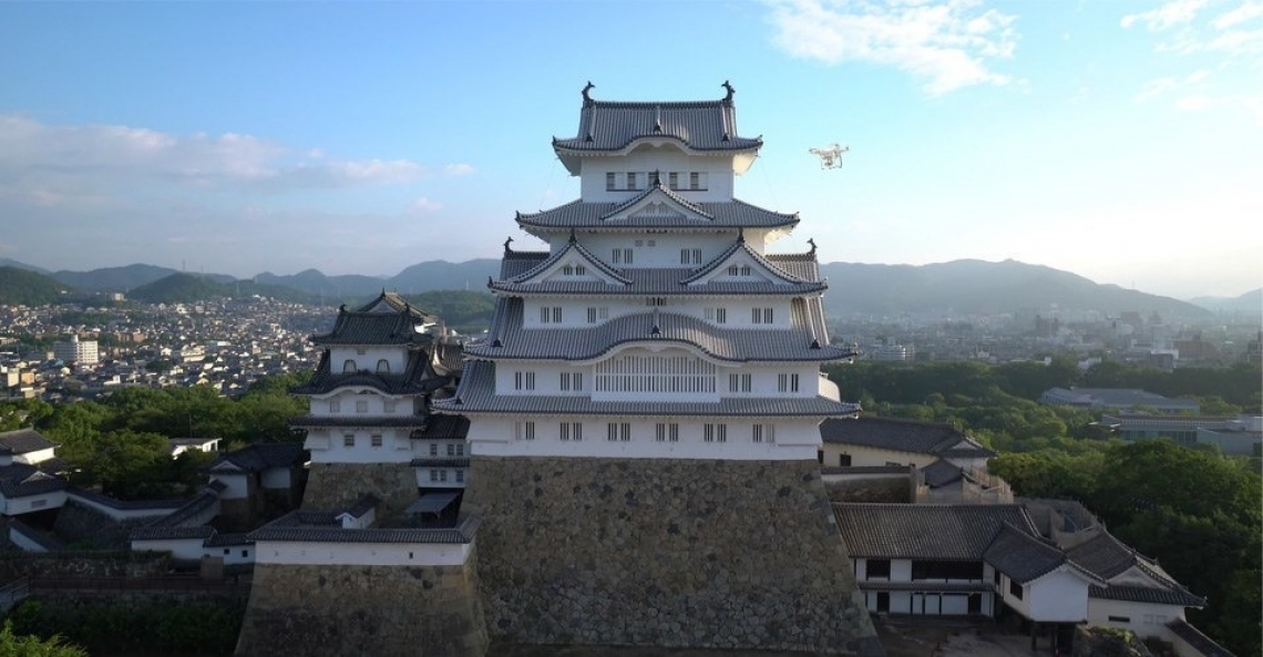 1606505046-wpxp_drone-crash-himeji-castle-kasteel-japan-dji-phantom-3-professional-2015-spreading-wings-s1000.jpg