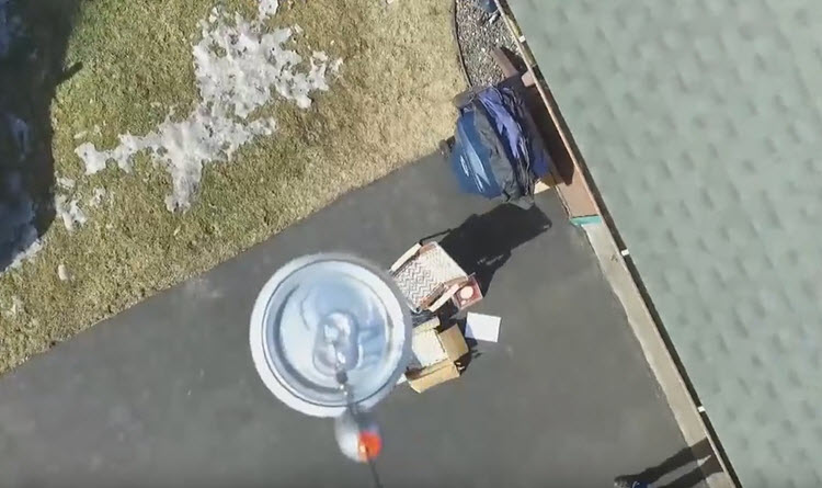 Phantom 3 drone bezorgt bier bij buurman